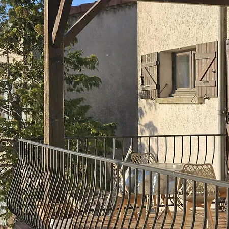Kim Dans Maison Partagee Au Bord Du Rhone *