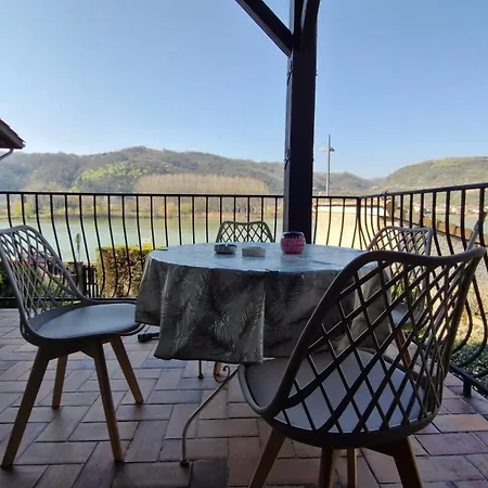 Kim Dans Maison Partagee Au Bord Du Rhone Frühstückspension Sablons (Drome)
